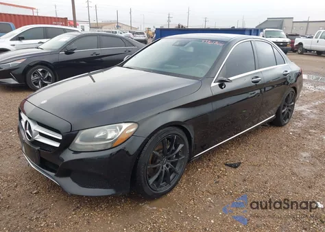 2016 Mercedes-Benz C 300 z USA, uszkodzony, nr VIN 55SWF4JB5GU115851